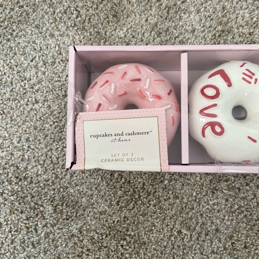 NWT Cupcakes and Cashmere Ceramic Valentine Donuts Decor Set of 3 - Picture 2 of 5